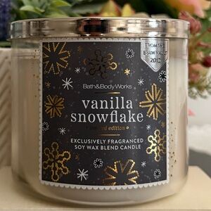 🆕🍢 BATH & BODY WORKS LIMITED EDITION “VANILLA SNOWFLAKE“ 3-WICK CANDLE. NEW.